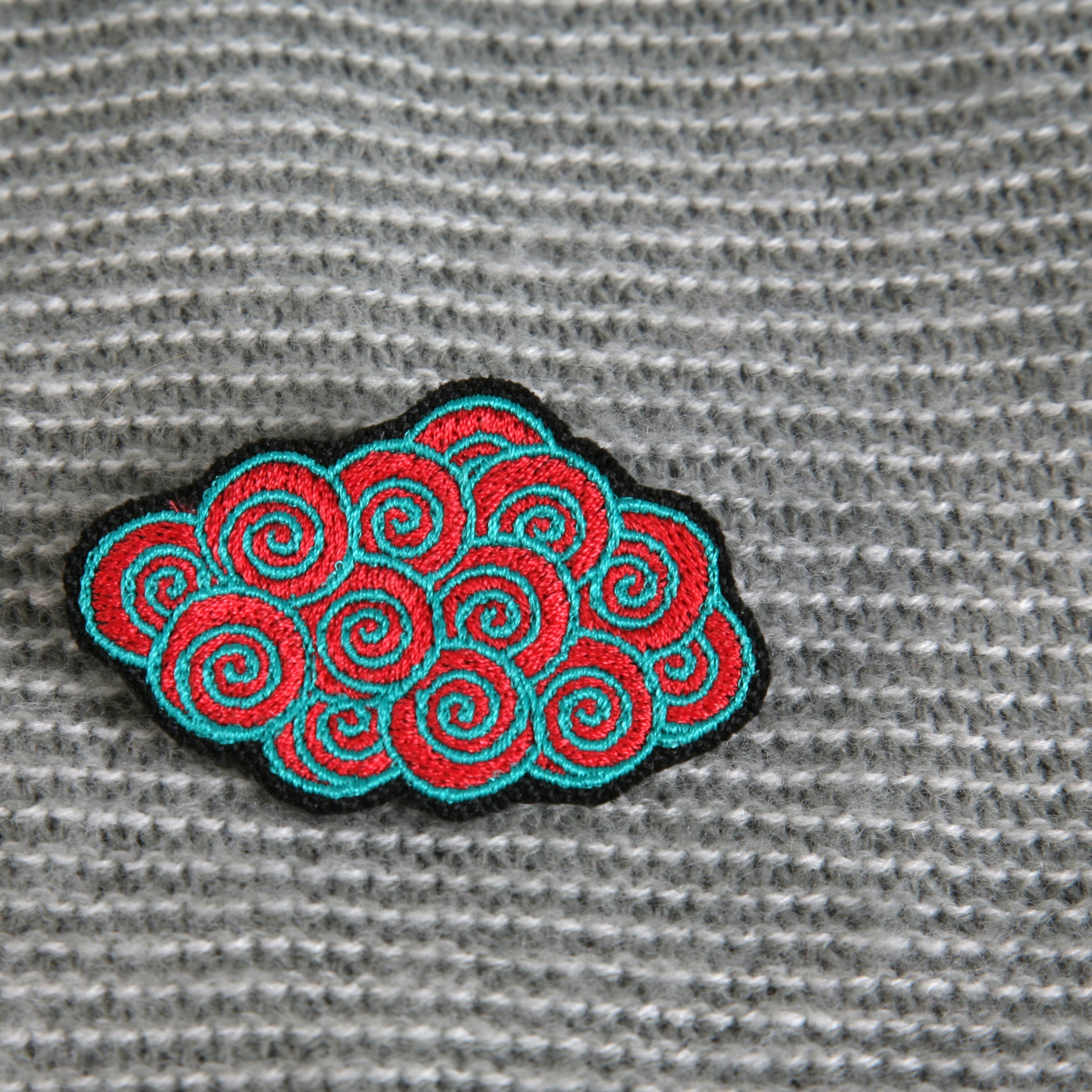 broche brodée nuage (rouge/turquoise)