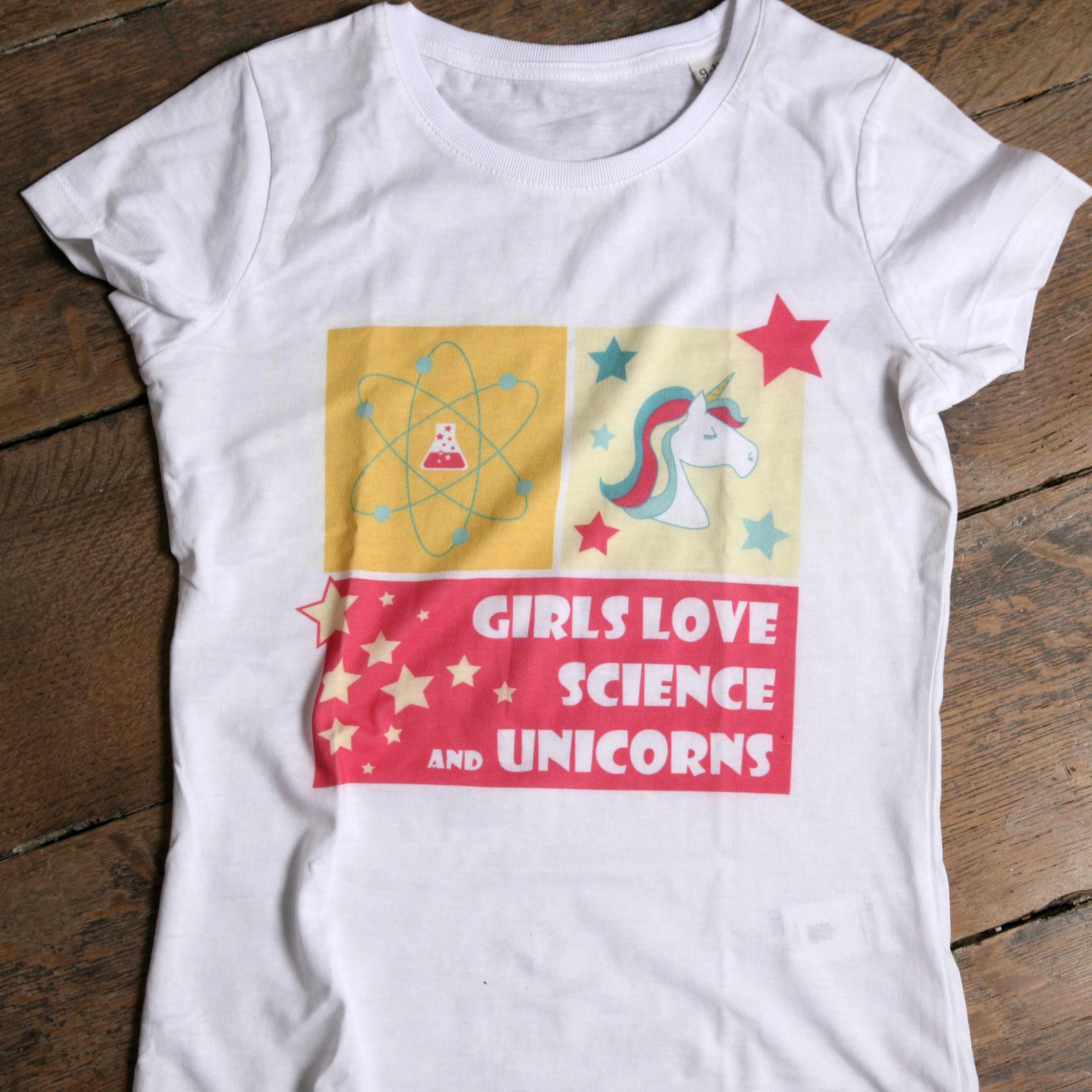 tee shirt "girls love science & unicorns"